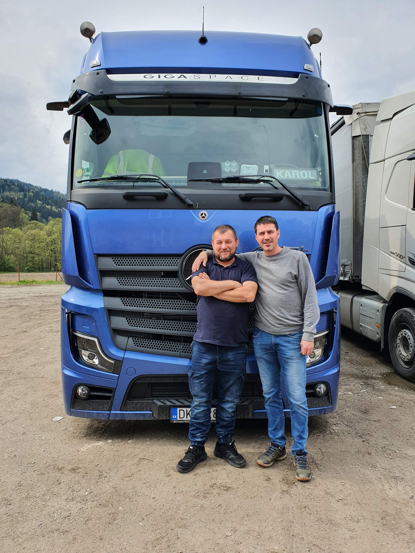 Vodiči ELITCargo pred kamiónom