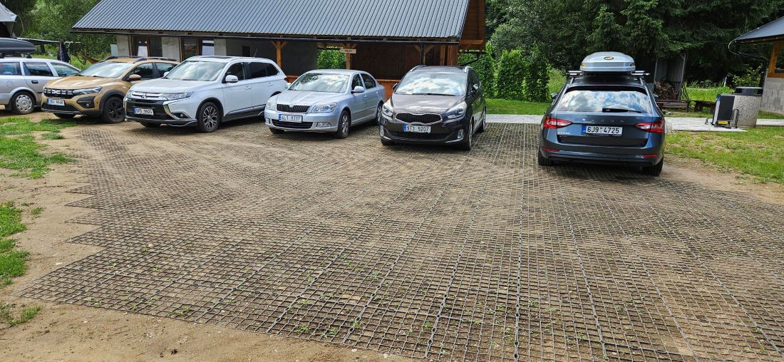 Plastové zatrávňovače na parkovacej ploche s autami